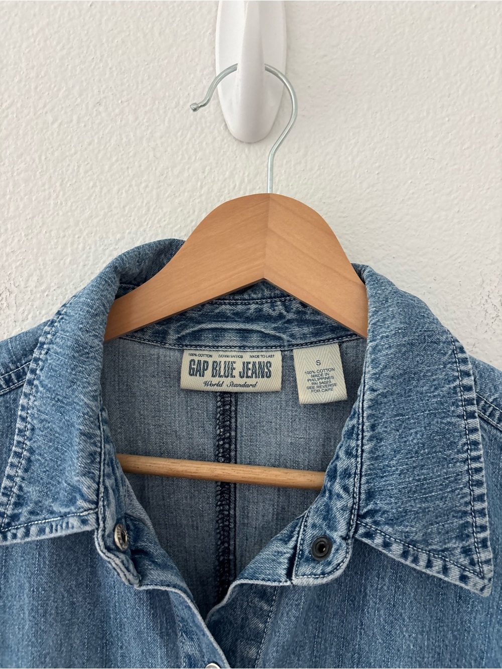 Vintage Gap Blue Jeans short-sleeve denim snap shirt with twin chest pockets - Picture 2 of 3